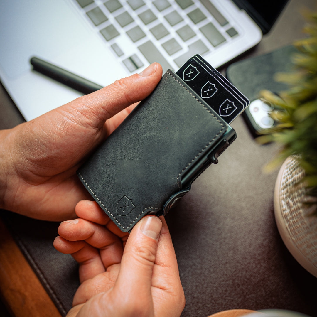 Billetera Xclusive Modelo Deluxe Dark Grey en diagonal con tarjetas arriba