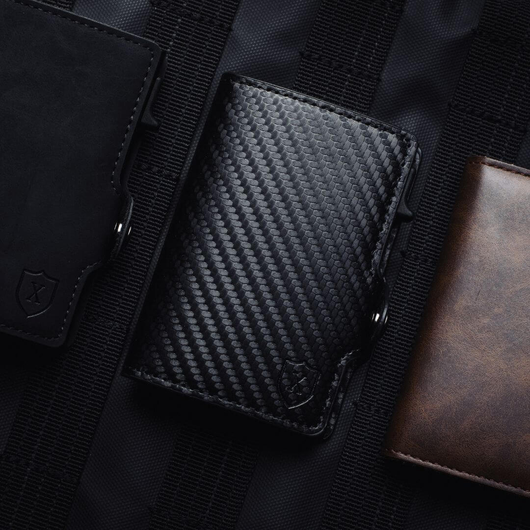 Billetera Xclusive Modelo Deluxe Full Black, Carbon Fiber y Dark Brown
