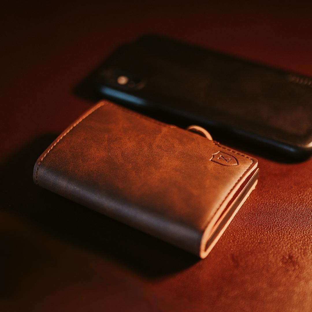 Billetera Xclusive Modelo Deluxe Gold Brown en diagonal