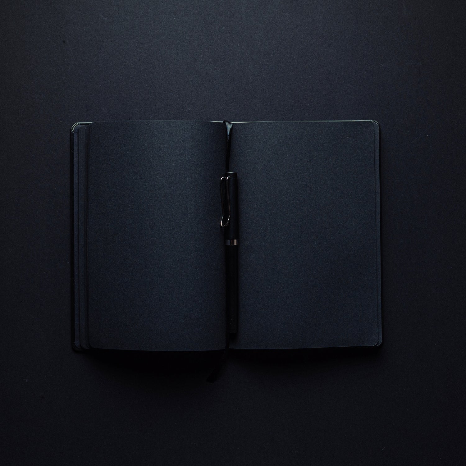 Agenda cuaderno con hojas negras para emprendedores y oficina