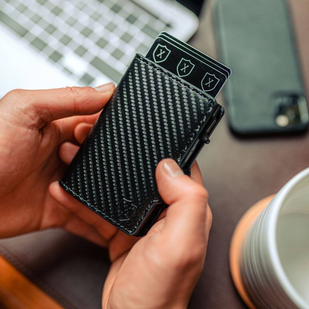 Billetera Xclusive Modelo Deluxe Carbon Fiber vista diagonal con tarjetas arriba