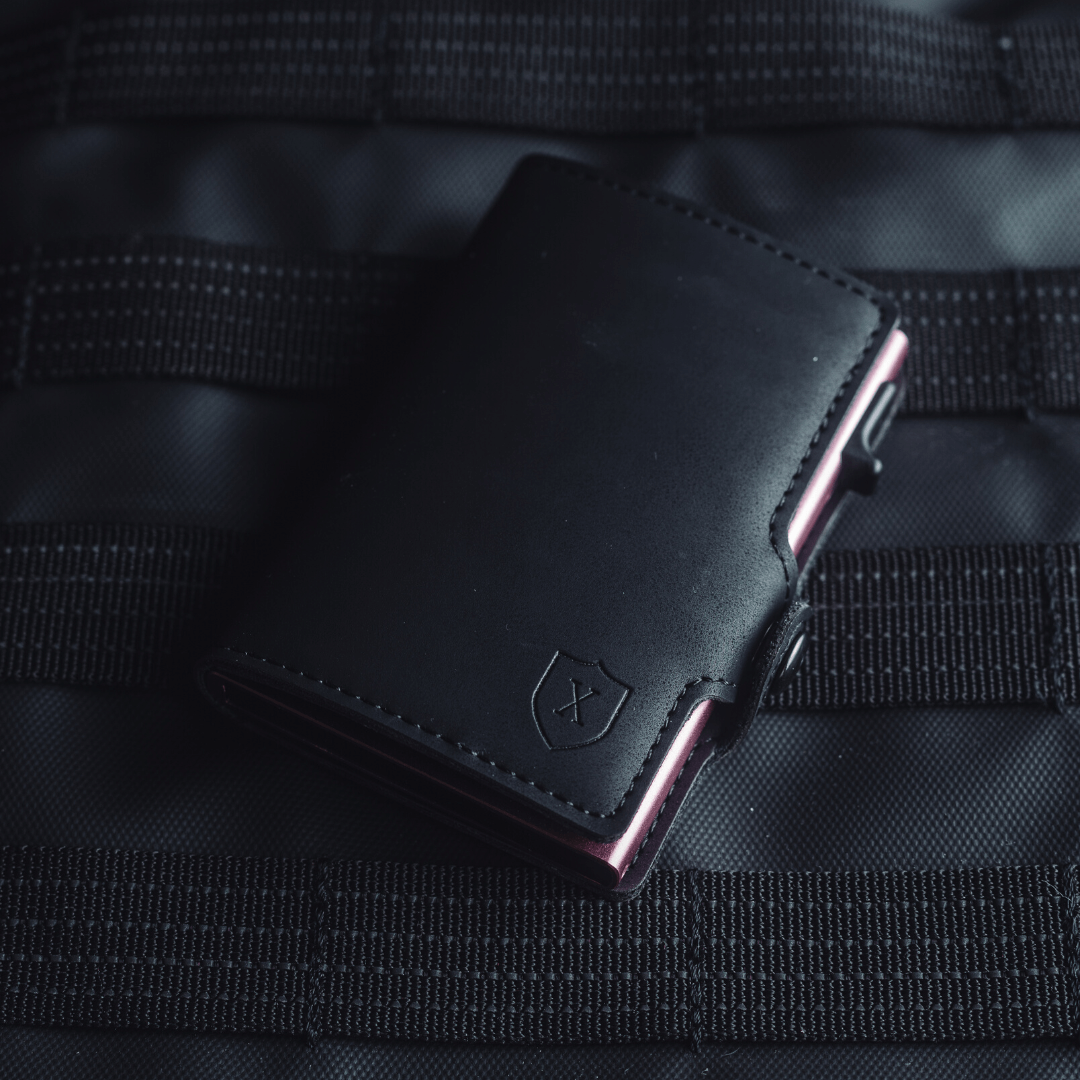 Billetera Xclusive Modelo Deluxe Black & Pink cerrada