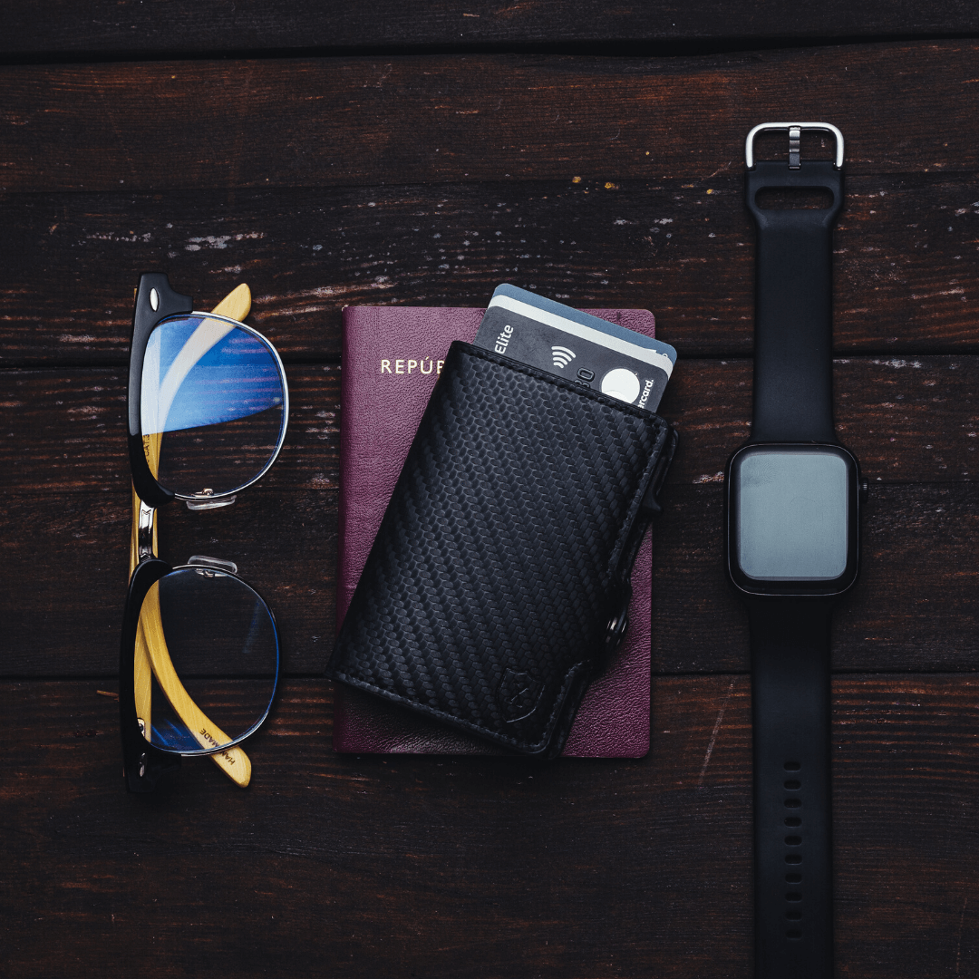 Billetera Xclusive Modelo Deluxe Carbon Fiber vista frontal en diagonal con tarjetas arriba