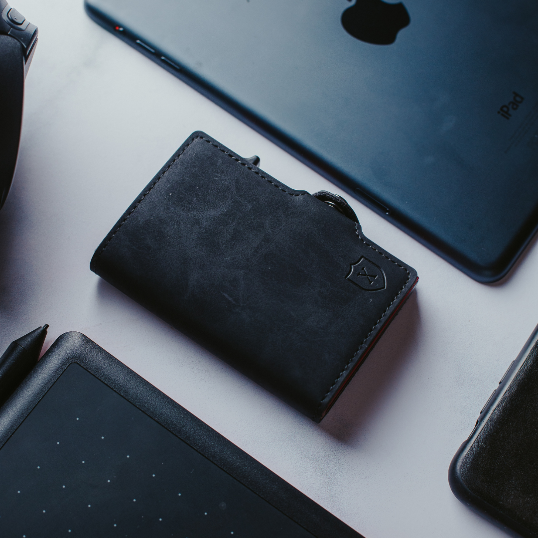 Billetera Xclusive Modelo Deluxe Full Black en diagonal sin mostrar las tarjetas