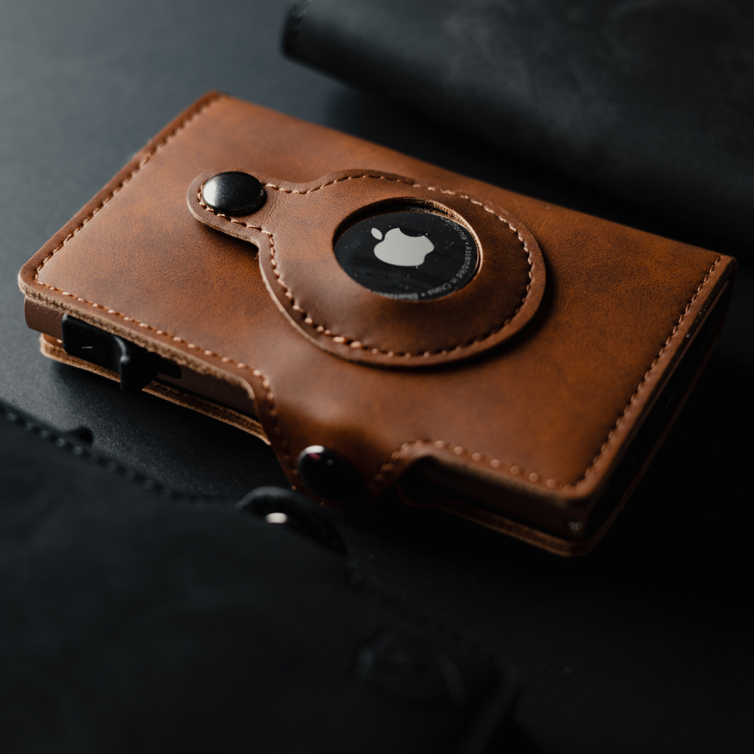 Billetera Xclusive Modelo AirTag Gold Brown en diagonal