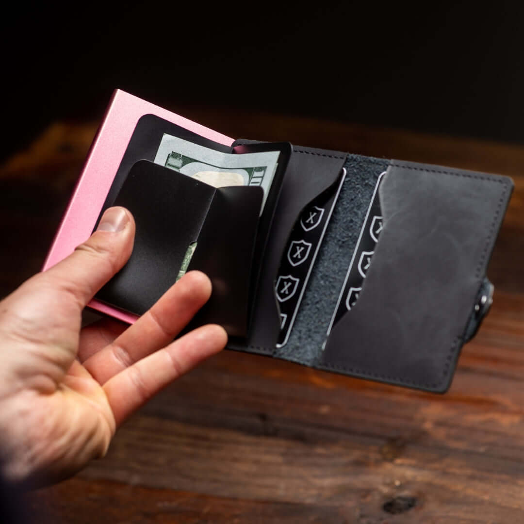Billetera Xclusive Modelo Deluxe Black & Pink abierta