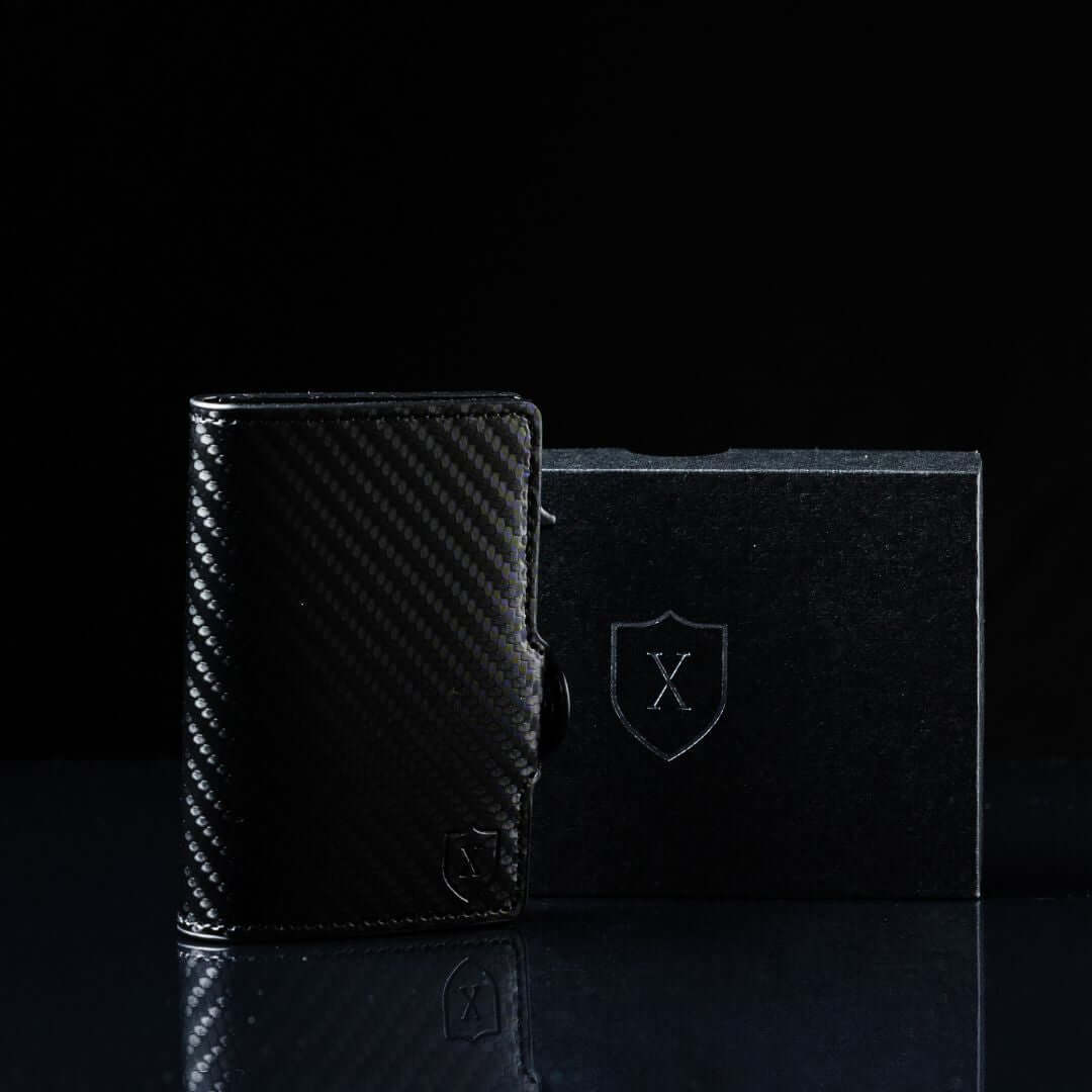 Billetera Xclusive Modelo Deluxe Carbon Fiber con su caja