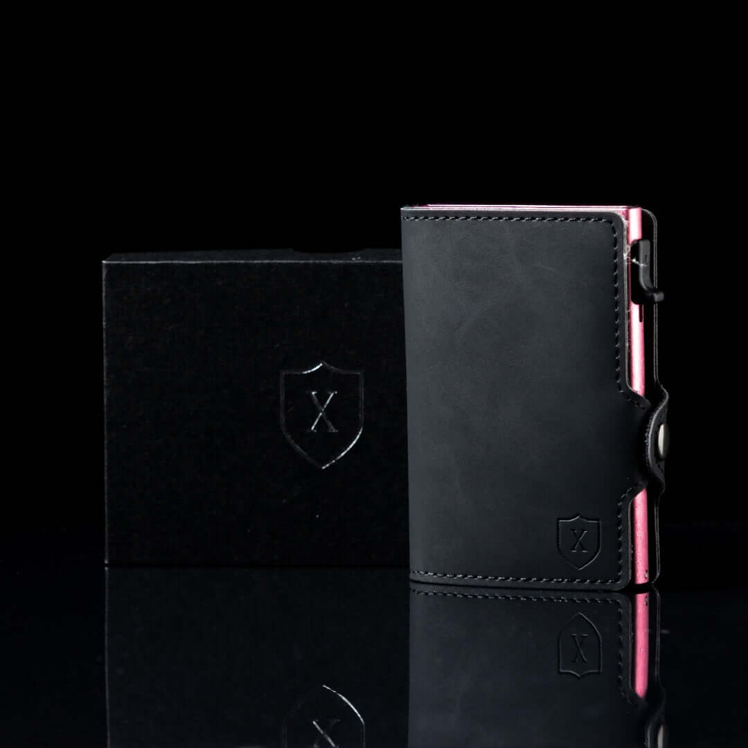 Billetera Xclusive Modelo Deluxe Black & Pink en diagonal con su caja de regalo