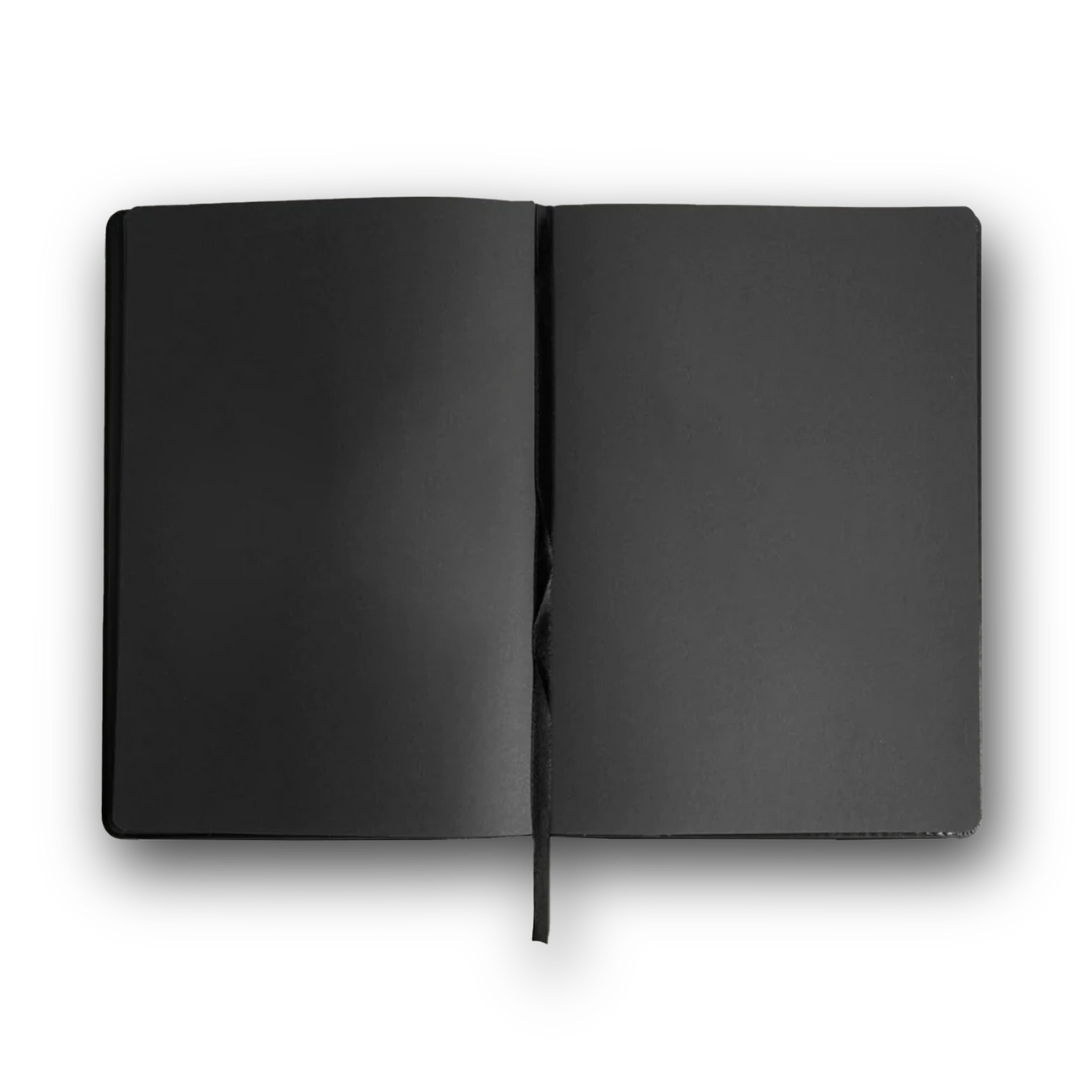 Agenda cuaderno con hojas negras para emprendedores y oficina abierta