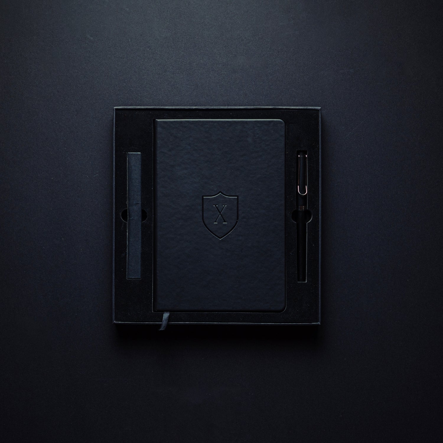 Agenda cuaderno con hojas negras para emprendedores y oficina en su caja de regalo