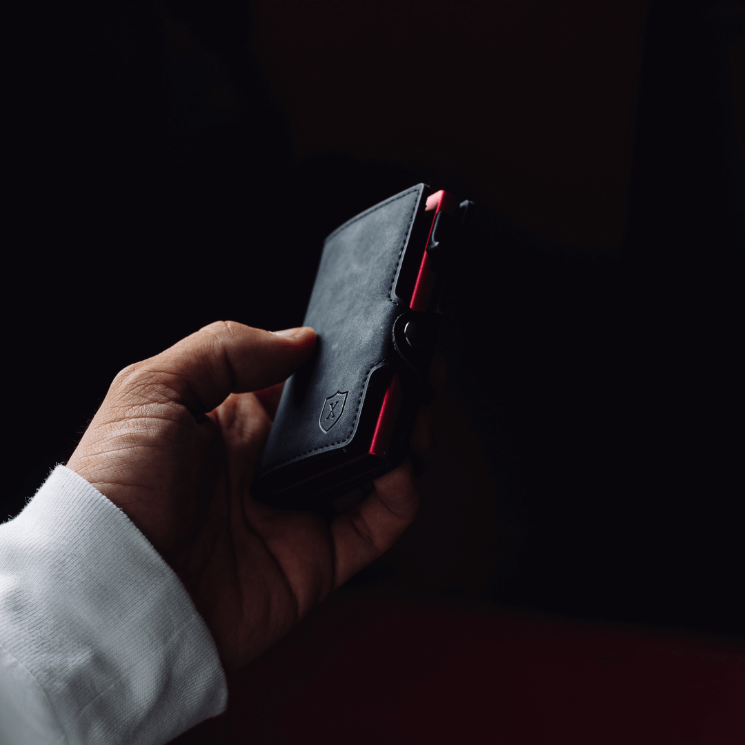 Billetera Xclusive Modelo Deluxe Black & Red vista lateral con mano real
