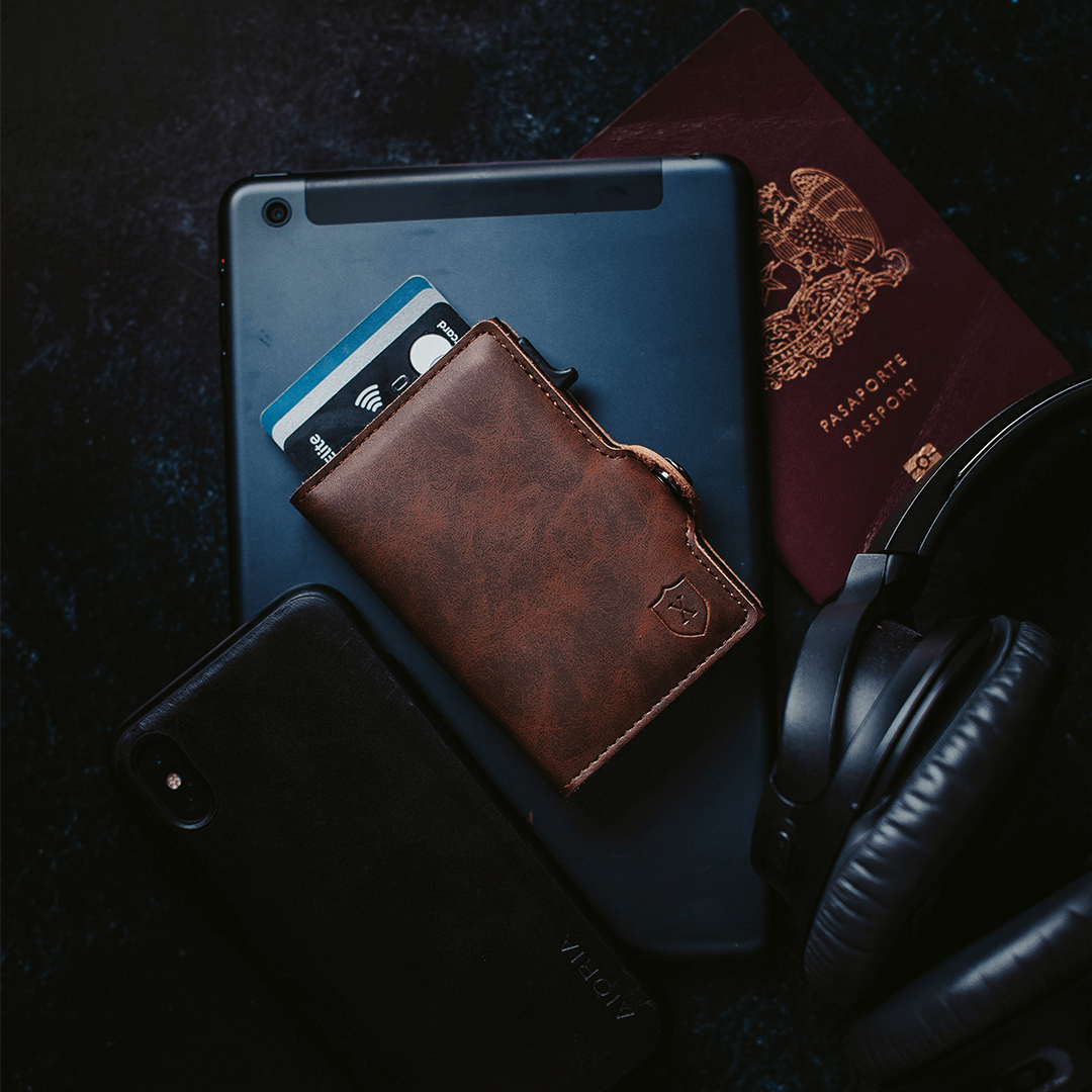 Billetera Xclusive Modelo Deluxe Dark & Brown vista diagonal con tarjetas arriba y iPad