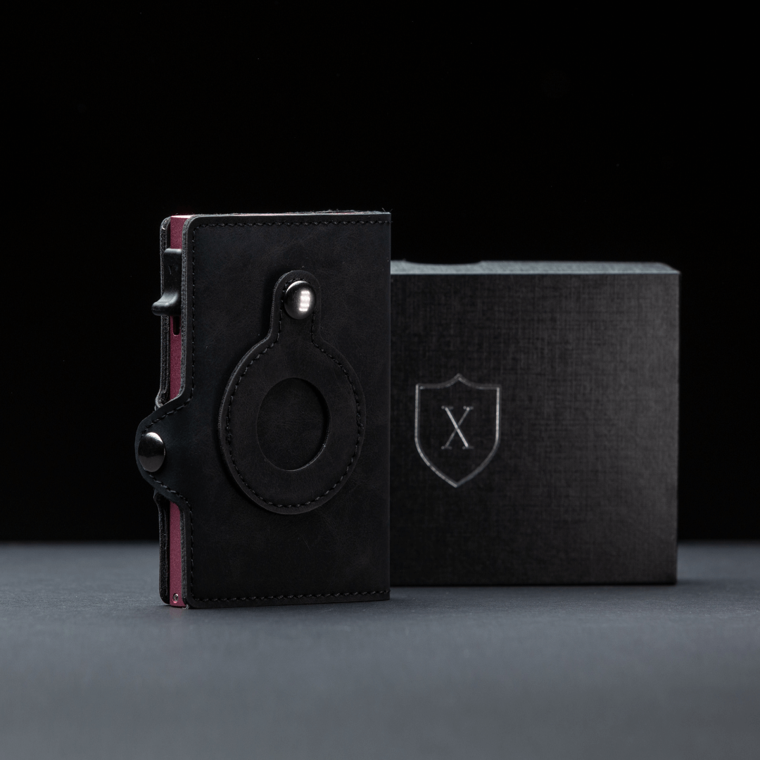 Billetera Xclusive Modelo AirTag Black & Pink en diagonal con su caja de regalo